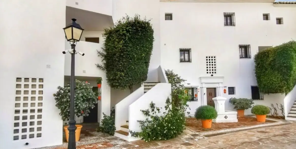 Продажа двухуровневого пентхауса в Altos de los Monteros 11