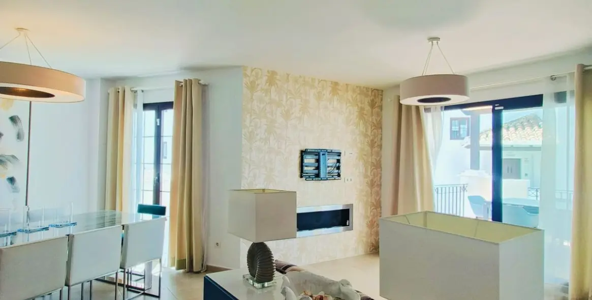 Продажа двухуровневого пентхауса в Altos de los Monteros 13