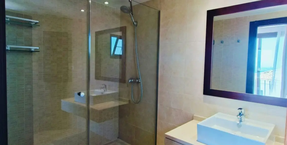 Продажа двухуровневого пентхауса в Altos de los Monteros 21