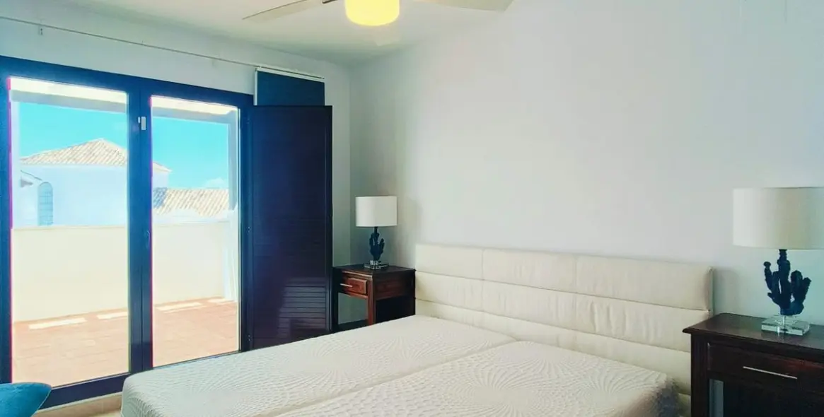 Продажа двухуровневого пентхауса в Altos de los Monteros 23