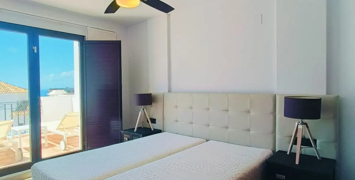 Продажа двухуровневого пентхауса в Altos de los Monteros 28