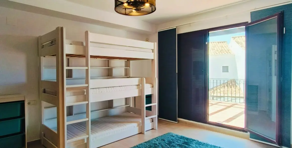 Продажа двухуровневого пентхауса в Altos de los Monteros 31