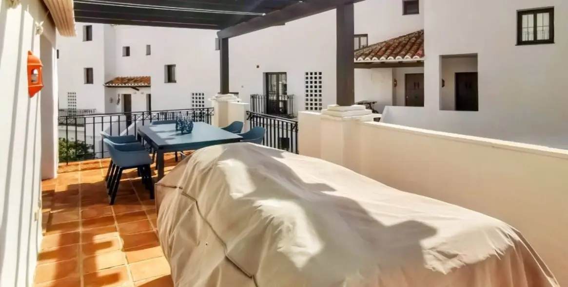 Продажа двухуровневого пентхауса в Altos de los Monteros 34