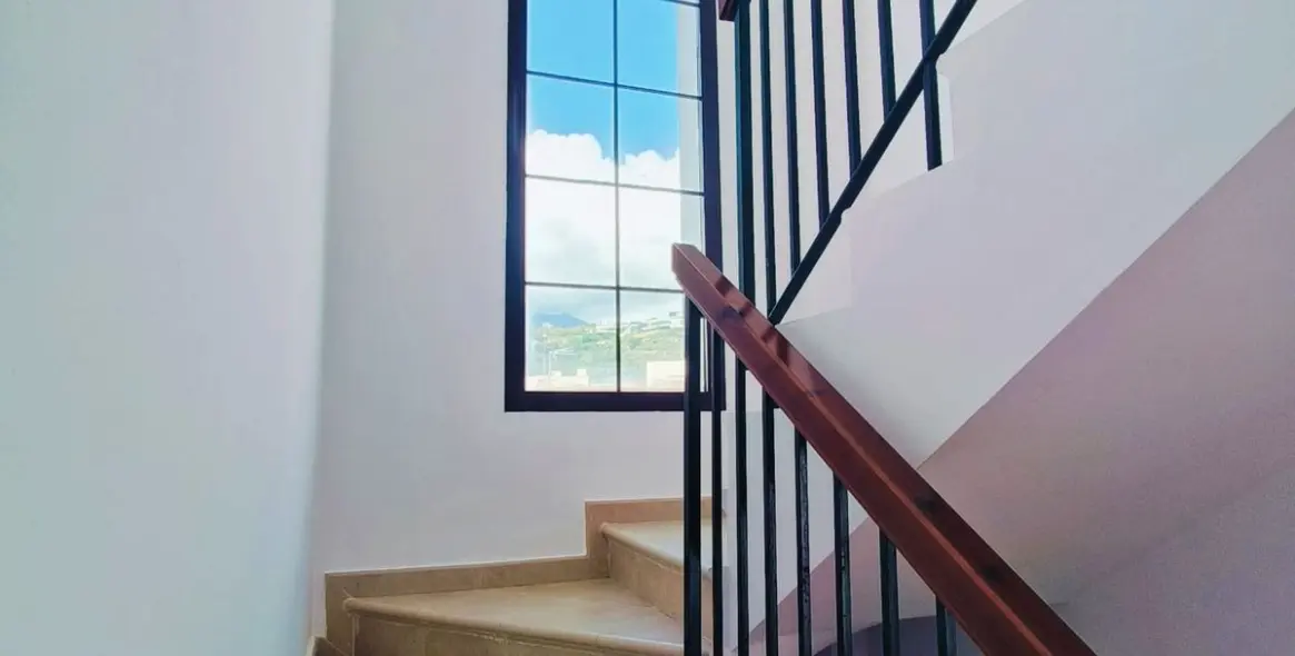 Продажа двухуровневого пентхауса в Altos de los Monteros 36