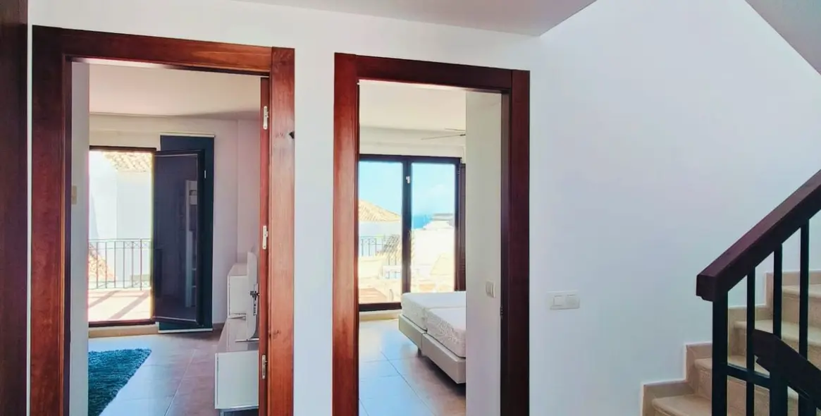 Продажа двухуровневого пентхауса в Altos de los Monteros 38