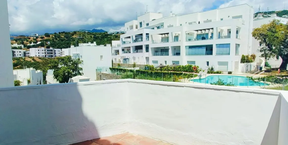 Продажа двухуровневого пентхауса в Altos de los Monteros 40