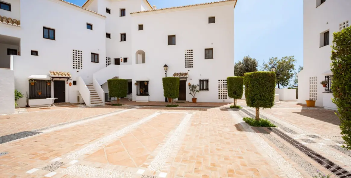 Продажа двухуровневого пентхауса в Altos de los Monteros 45