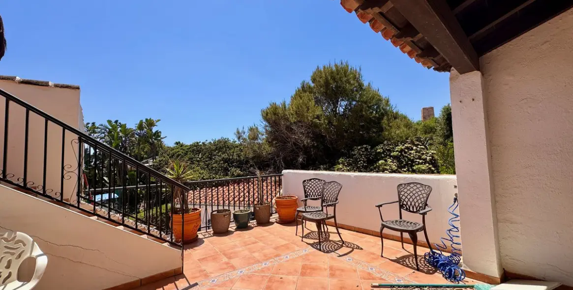 Sale of penthouse in Puerto de Cabopino 35