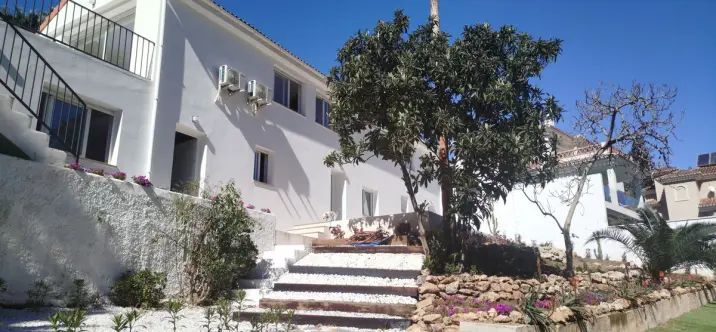 Продажа  отдельно стоящей виллы в Mijas Costa 2