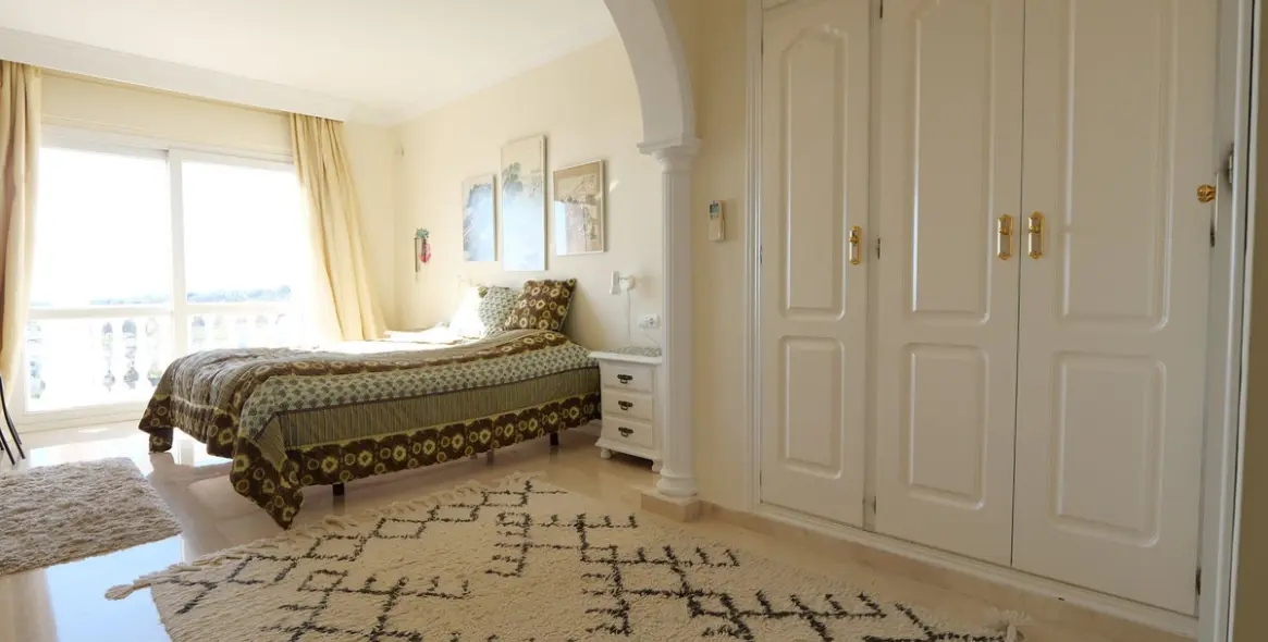 Sale of penthouse duplex in Cabopino 5