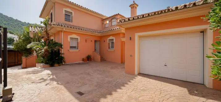Sale of detached villa in Mijas 1