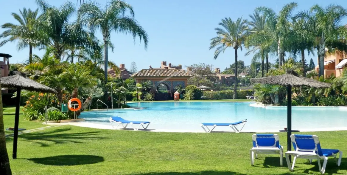 Sale of penthouse duplex in Guadalmina Baja 2