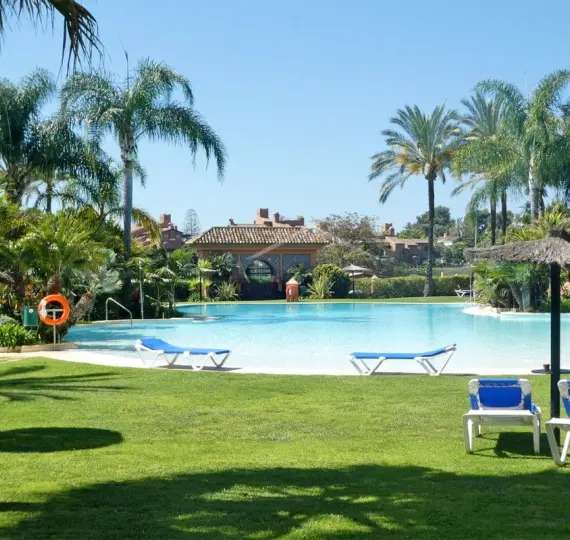 Venta de ático dúplex en Guadalmina Baja