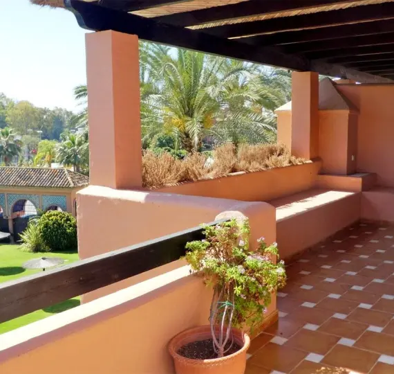 Venta de ático dúplex en Guadalmina Baja