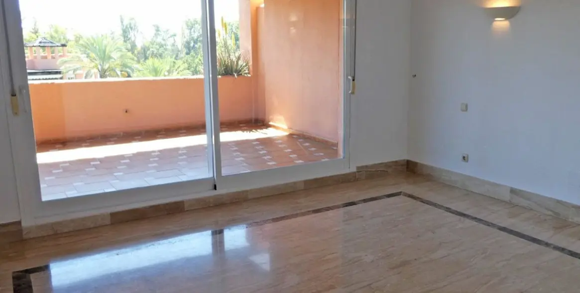 Sale of penthouse duplex in Guadalmina Baja 8
