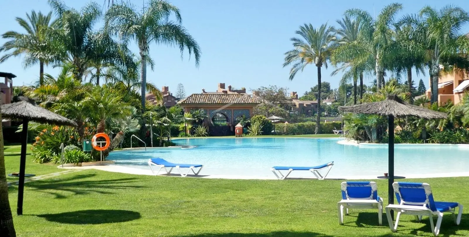 Sale of penthouse duplex in Guadalmina Baja 2