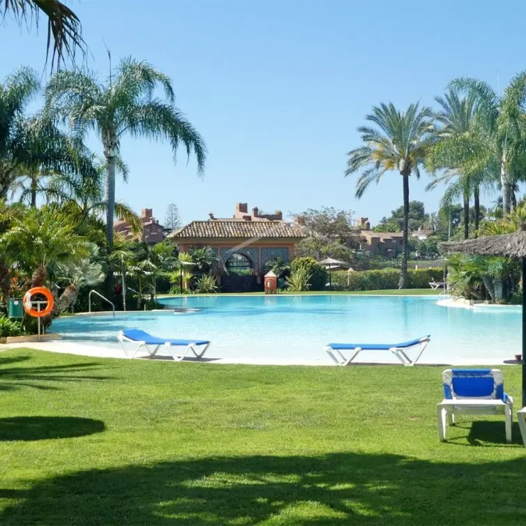 Venta de ático dúplex en Guadalmina Baja