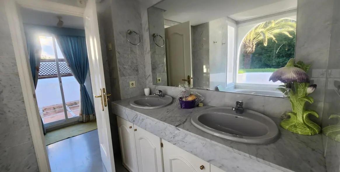 Sale of penthouse duplex in Guadalmina Baja 21