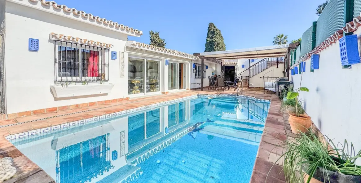 Продажа  отдельно стоящей виллы в Estepona (район Costalita) 1