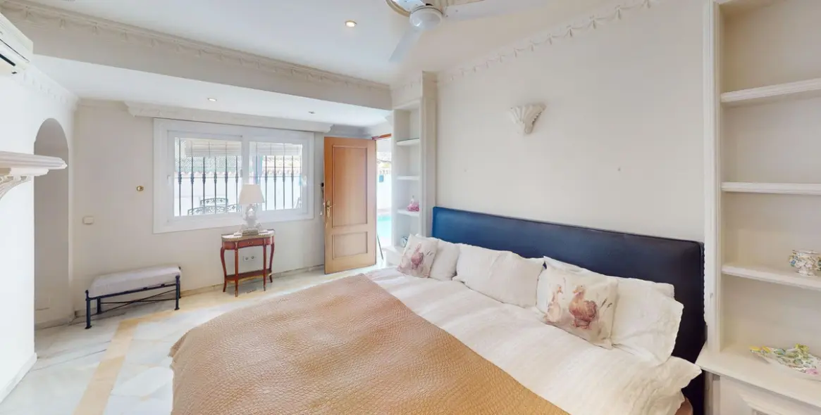 Sale of detached villa in Costalita 23