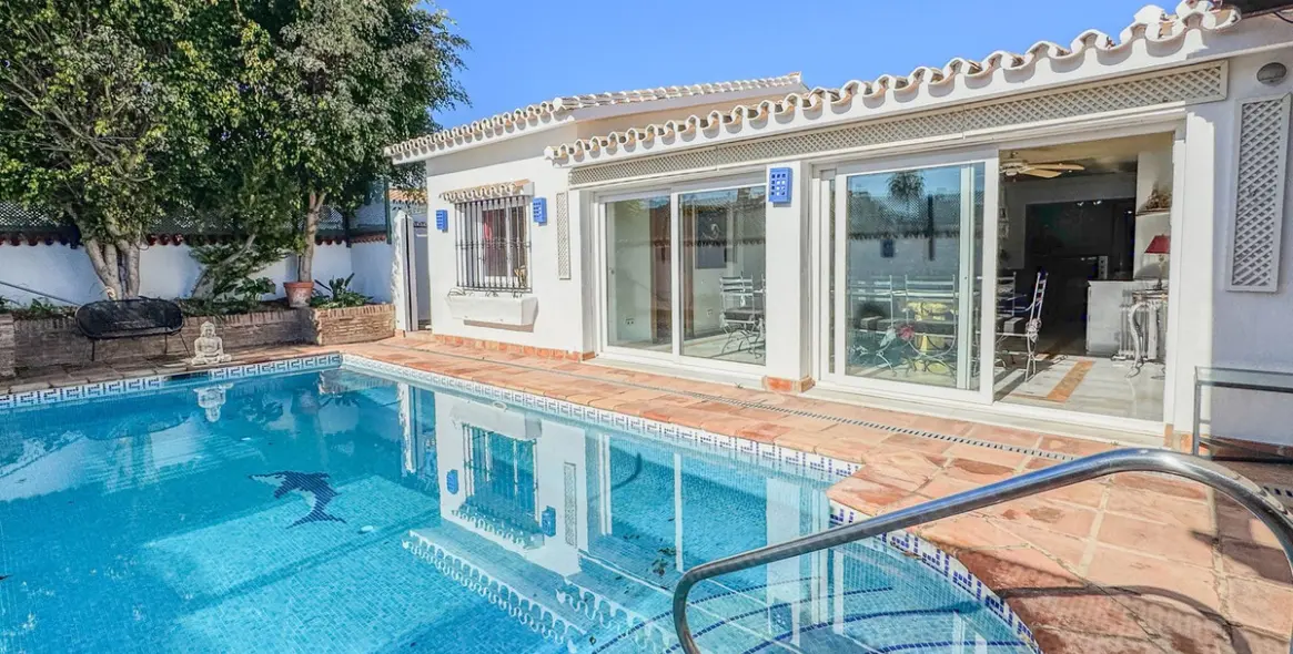 Sale of detached villa in Costalita 28