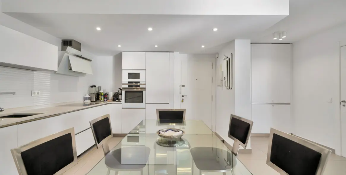 Venta de apartamento en planta media en Marbella 37