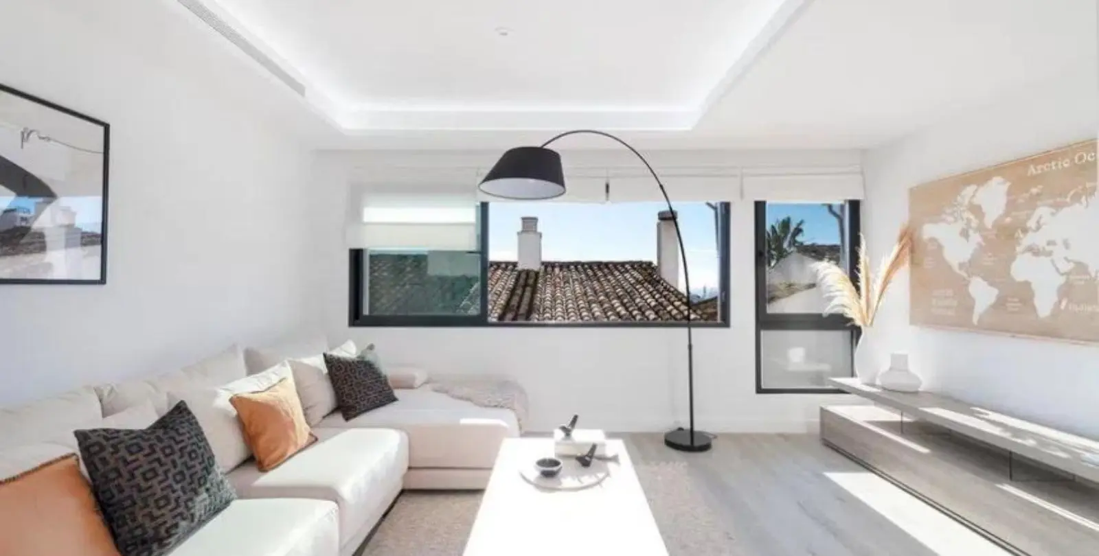 Sale of middle floor apartment in Puerto Banús 1