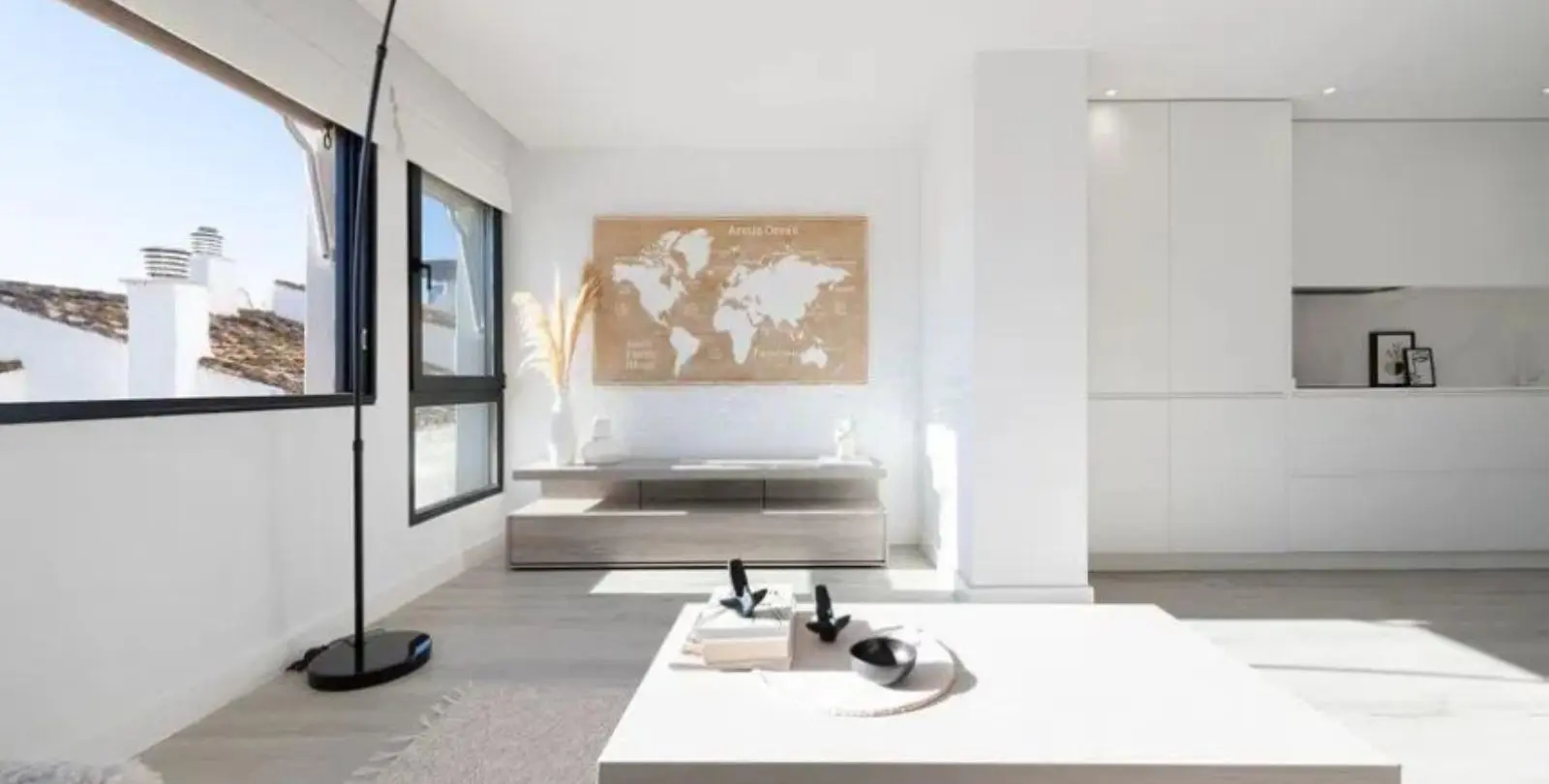Sale of middle floor apartment in Puerto Banús 2