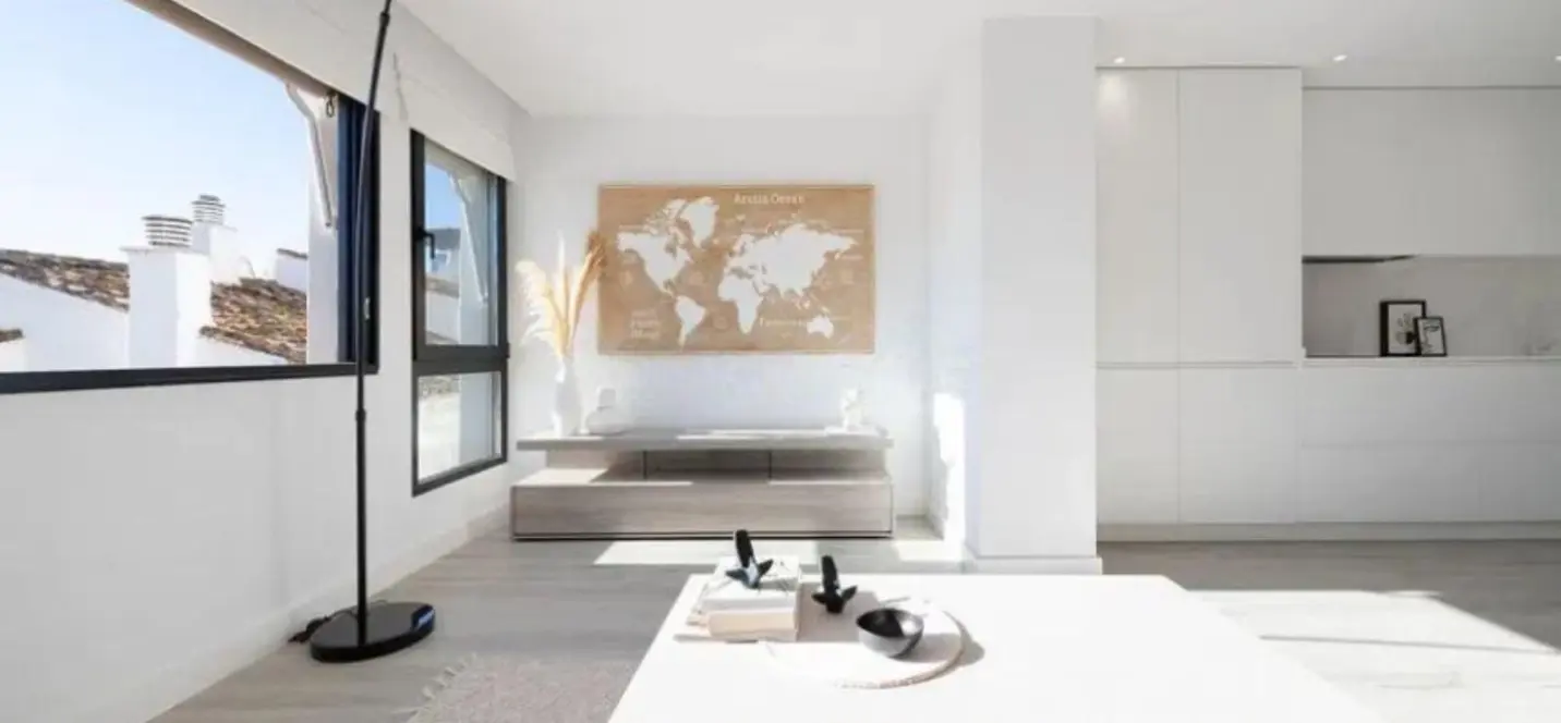 Venta de apartamento en planta media en Puerto Banús 1