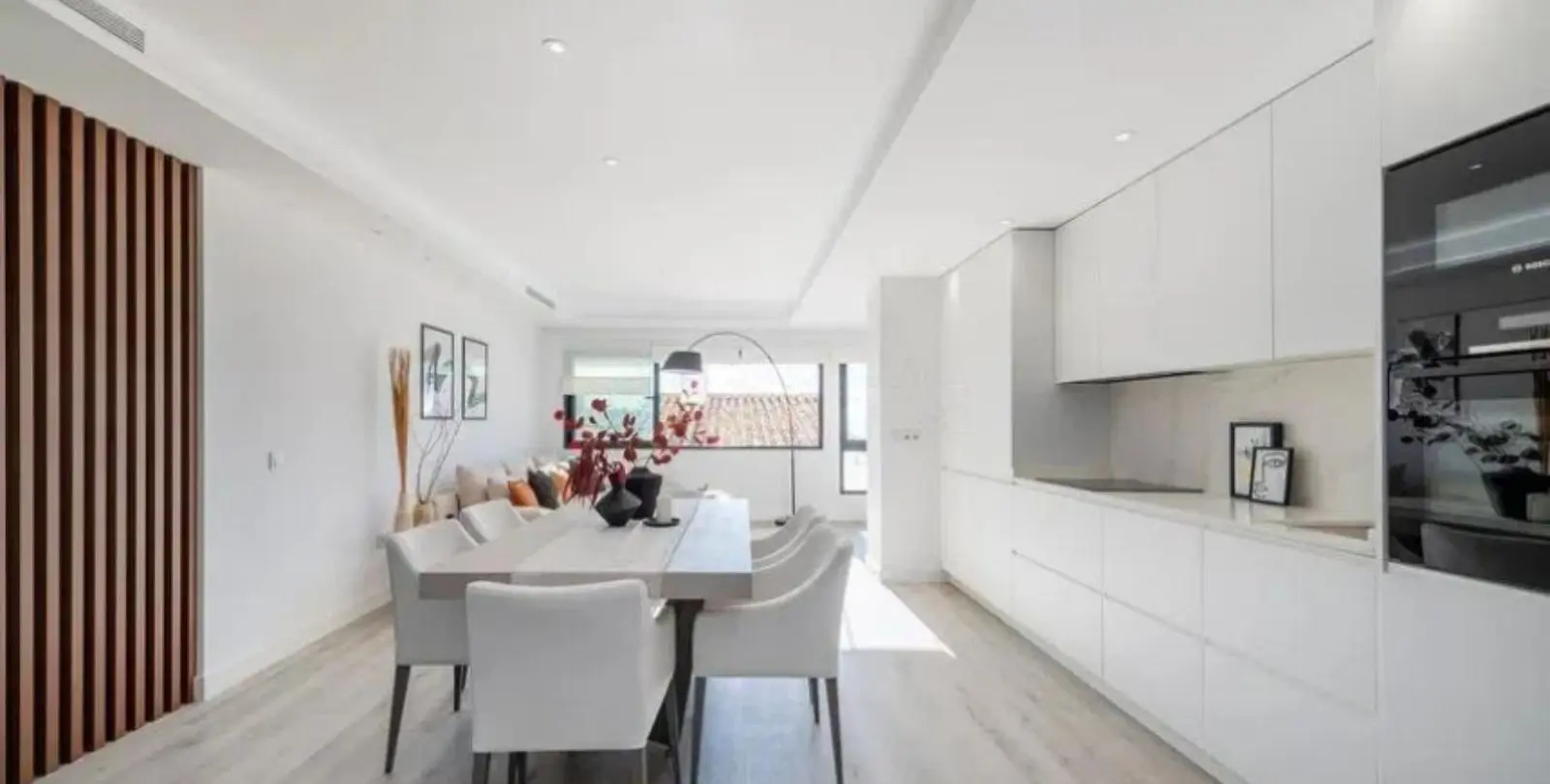 Sale of middle floor apartment in Puerto Banús 3