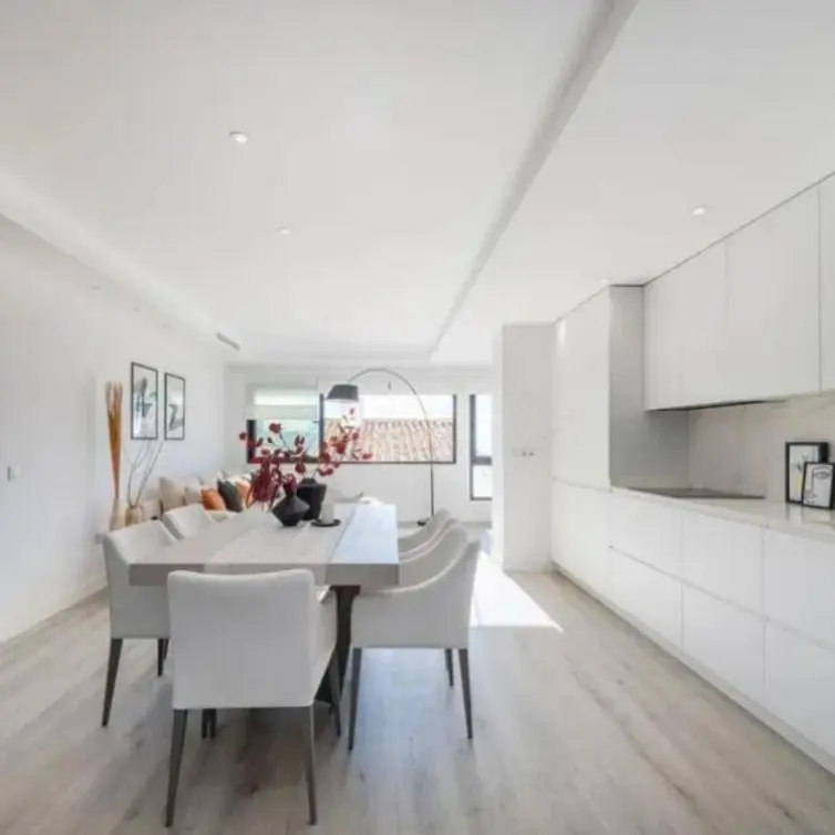 Venta de apartamento en planta media en Puerto Banús
