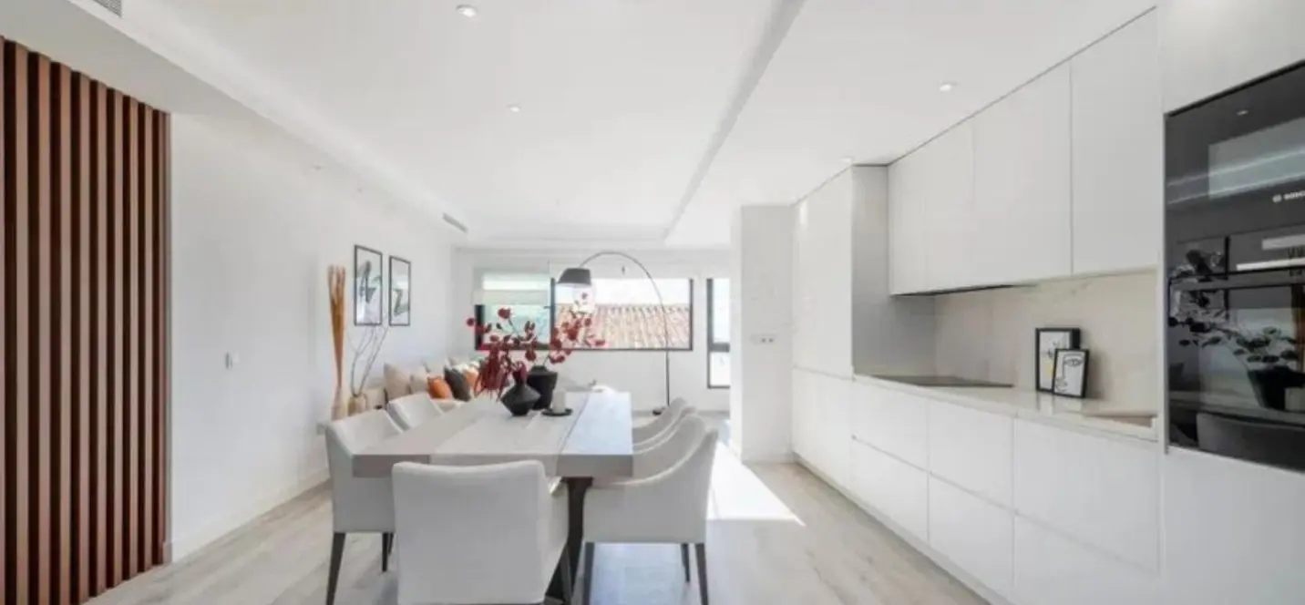 Venta de apartamento en planta media en Puerto Banús 2