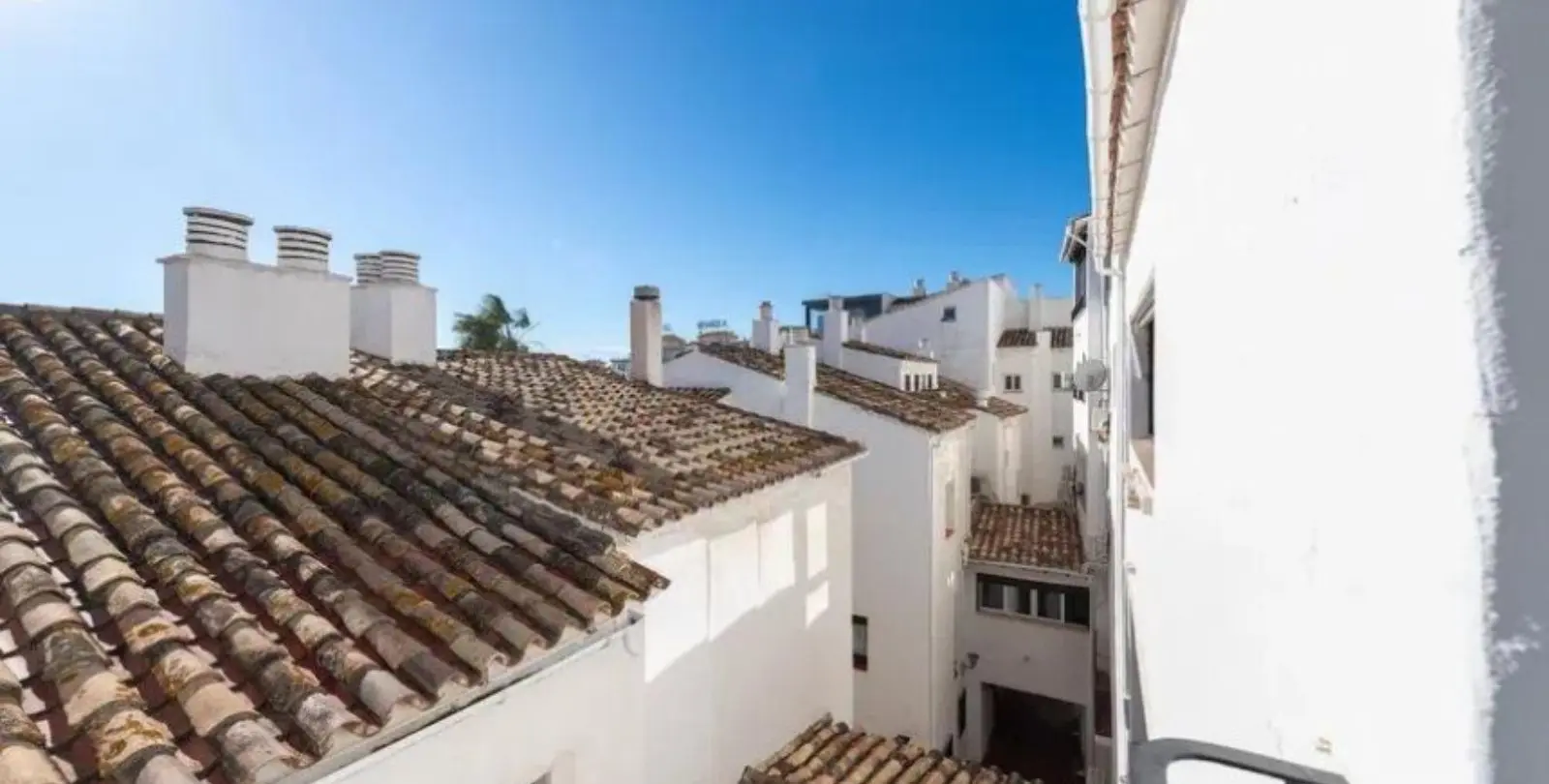Sale of middle floor apartment in Puerto Banús 7