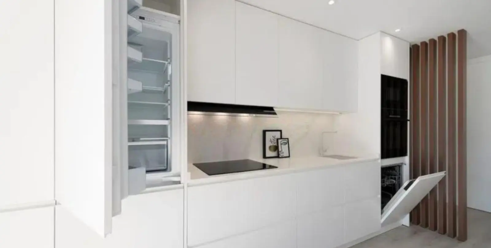Sale of middle floor apartment in Puerto Banús 8