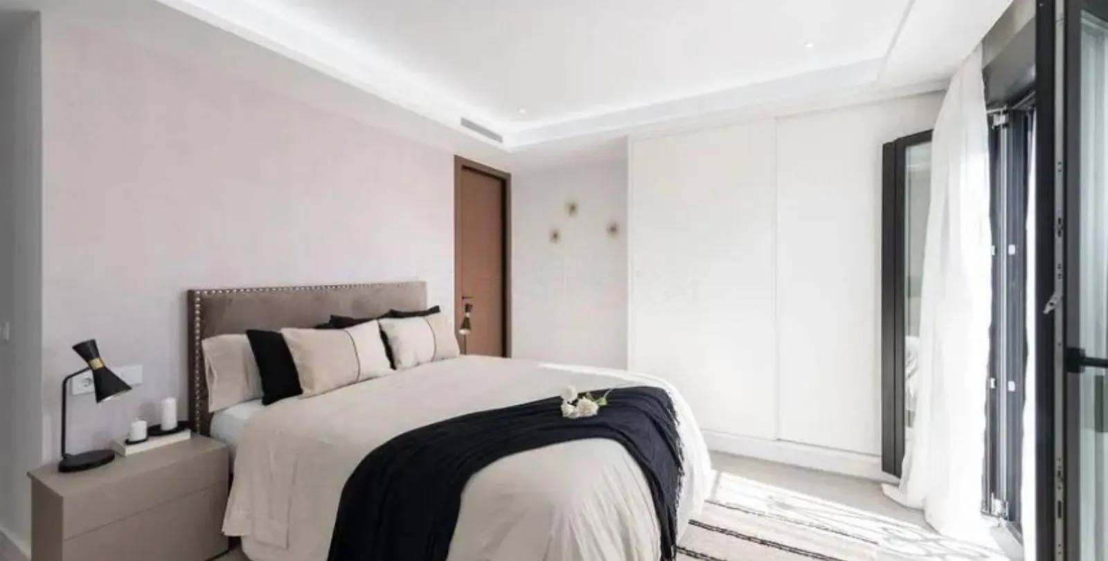 Sale of middle floor apartment in Puerto Banús 10