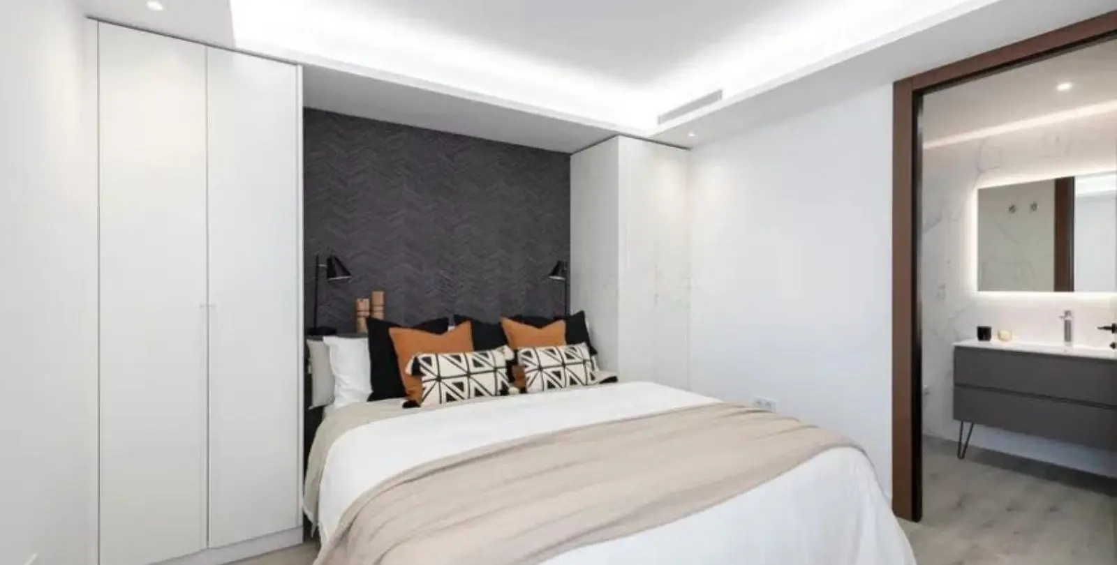 Sale of middle floor apartment in Puerto Banús 18