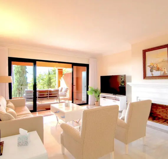 Venta de apartamento en planta media en Monte Halcones