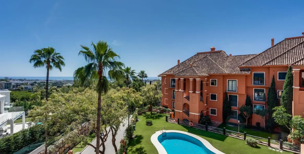 Venta de apartamento en planta media en Monte Halcones 2