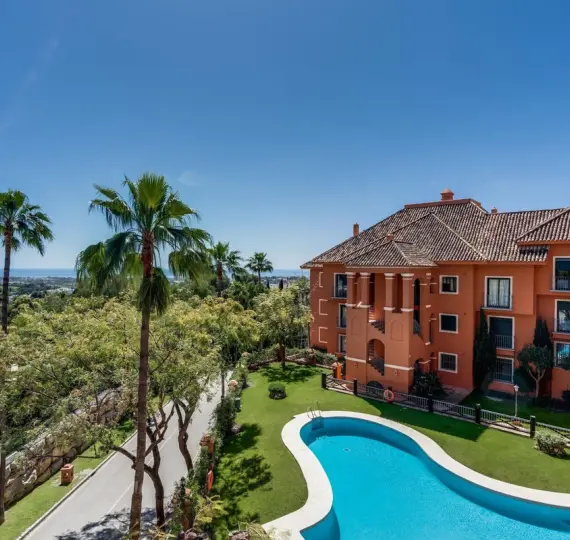 Venta de apartamento en planta media en Monte Halcones