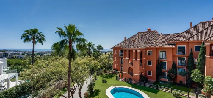 Venta de apartamento en planta media en Monte Halcones 1