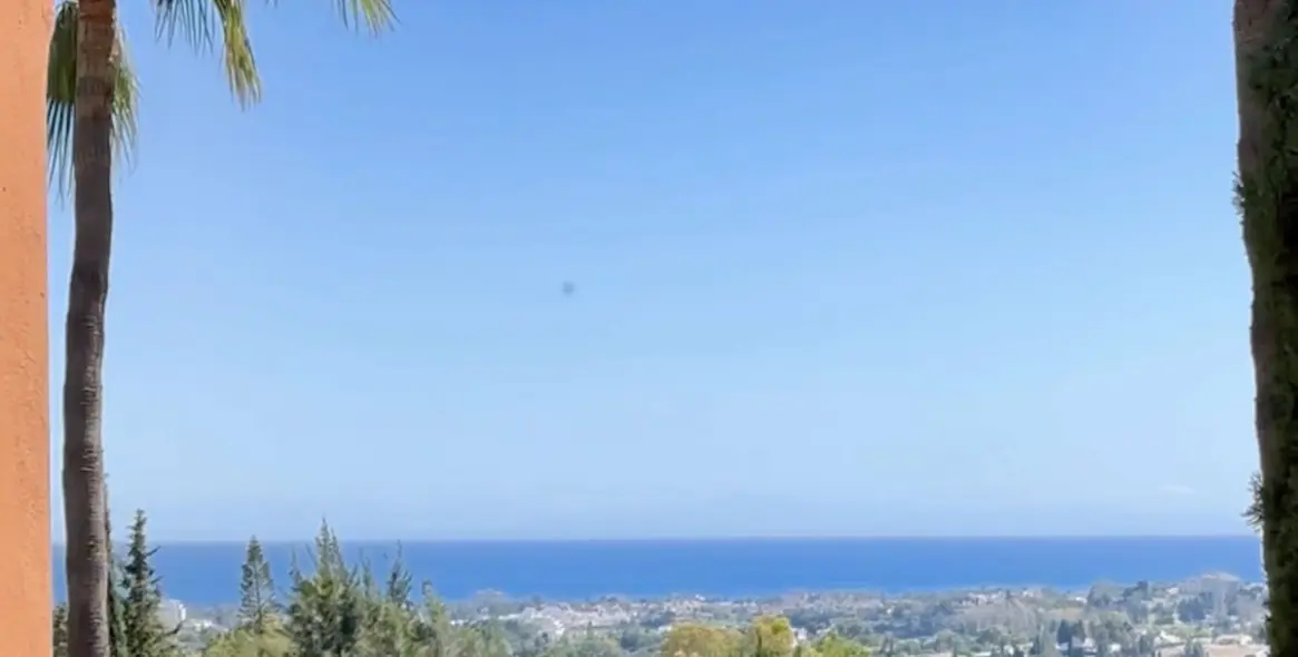 Venta de apartamento en planta media en Monte Halcones 3