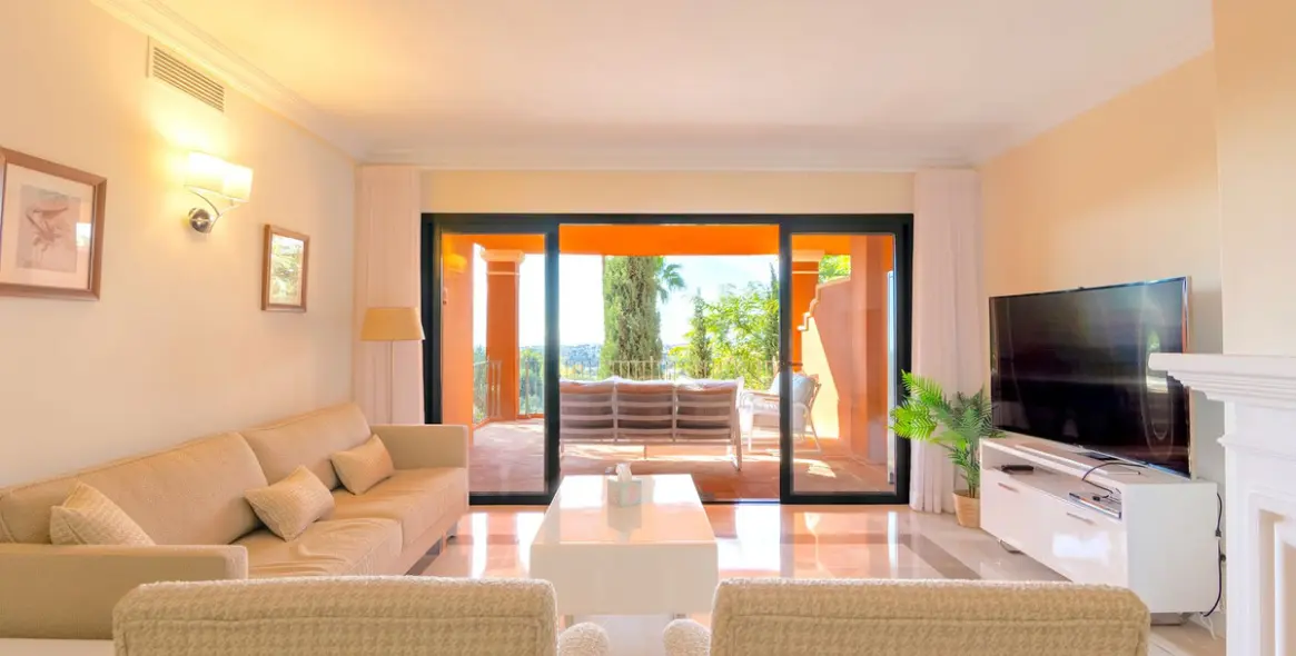 Venta de apartamento en planta media en Monte Halcones 4