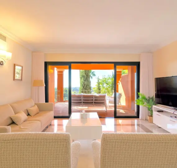 Venta de apartamento en planta media en Monte Halcones