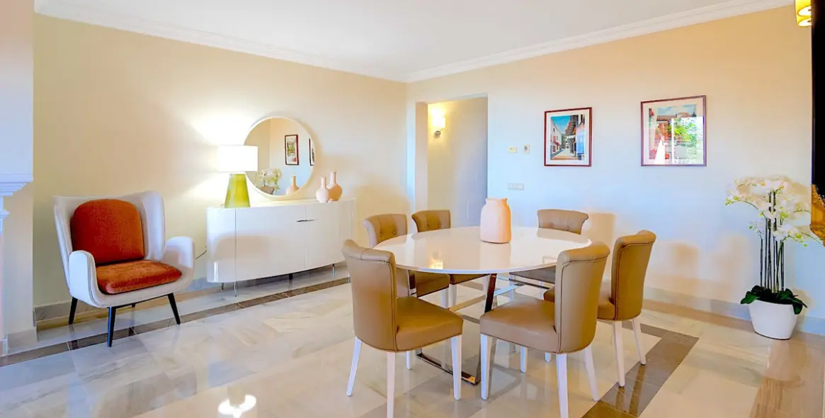 Venta de apartamento en planta media en Monte Halcones 5