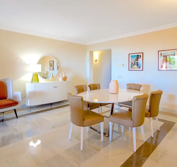 Venta de apartamento en planta media en Monte Halcones