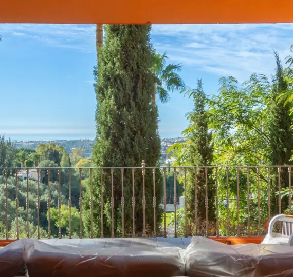 Venta de apartamento en planta media en Monte Halcones