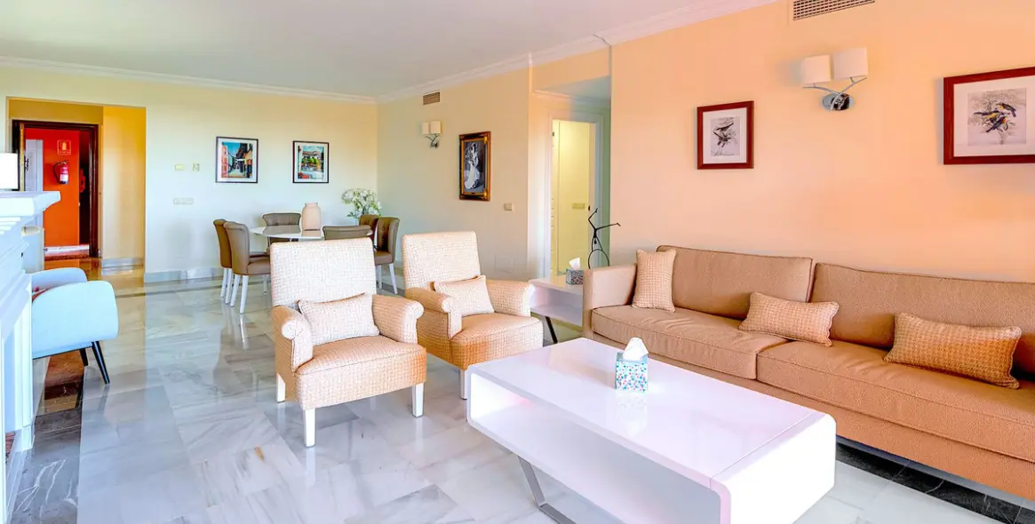 Venta de apartamento en planta media en Monte Halcones 8