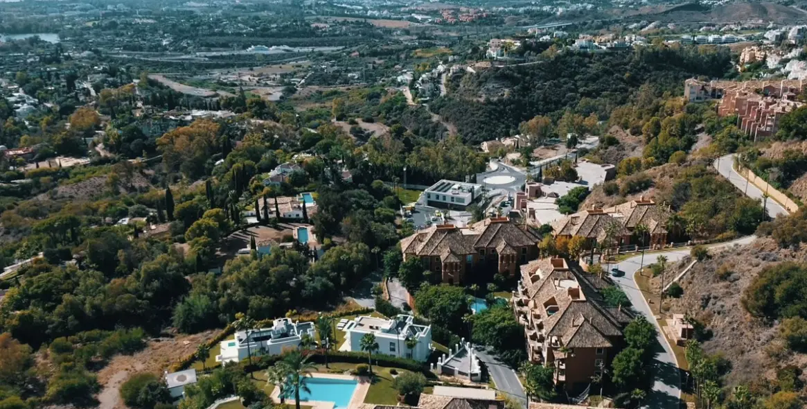 Venta de apartamento en planta media en Monte Halcones 9