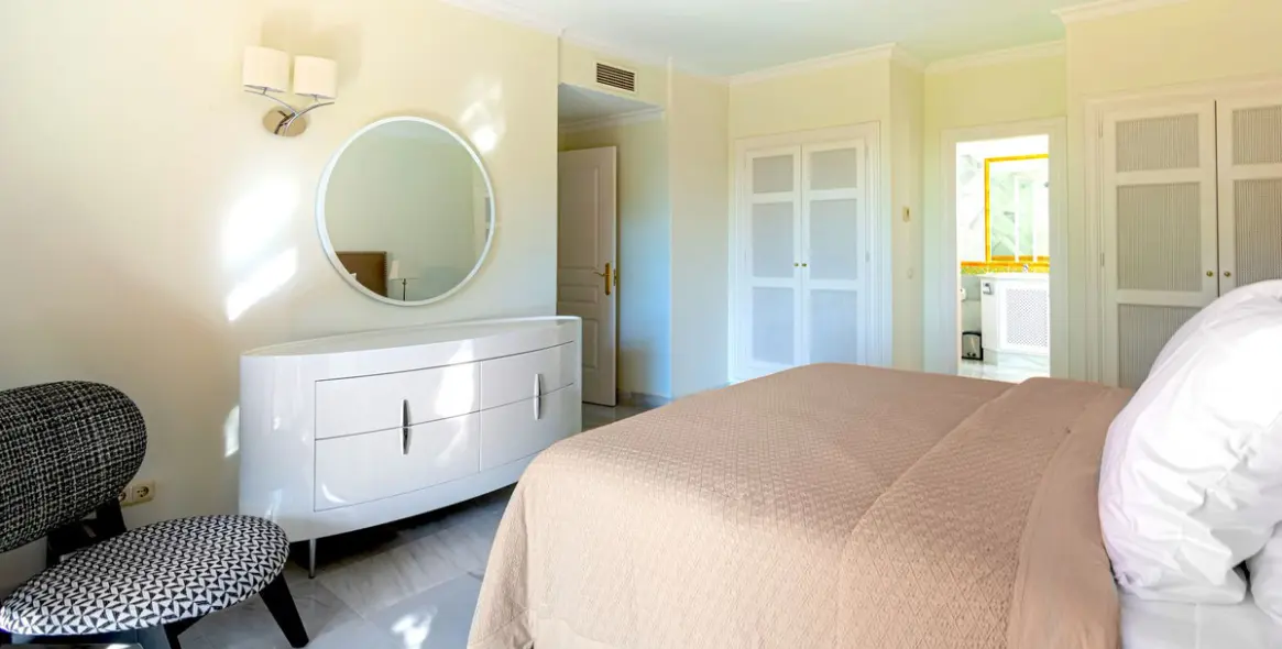 Venta de apartamento en planta media en Monte Halcones 13