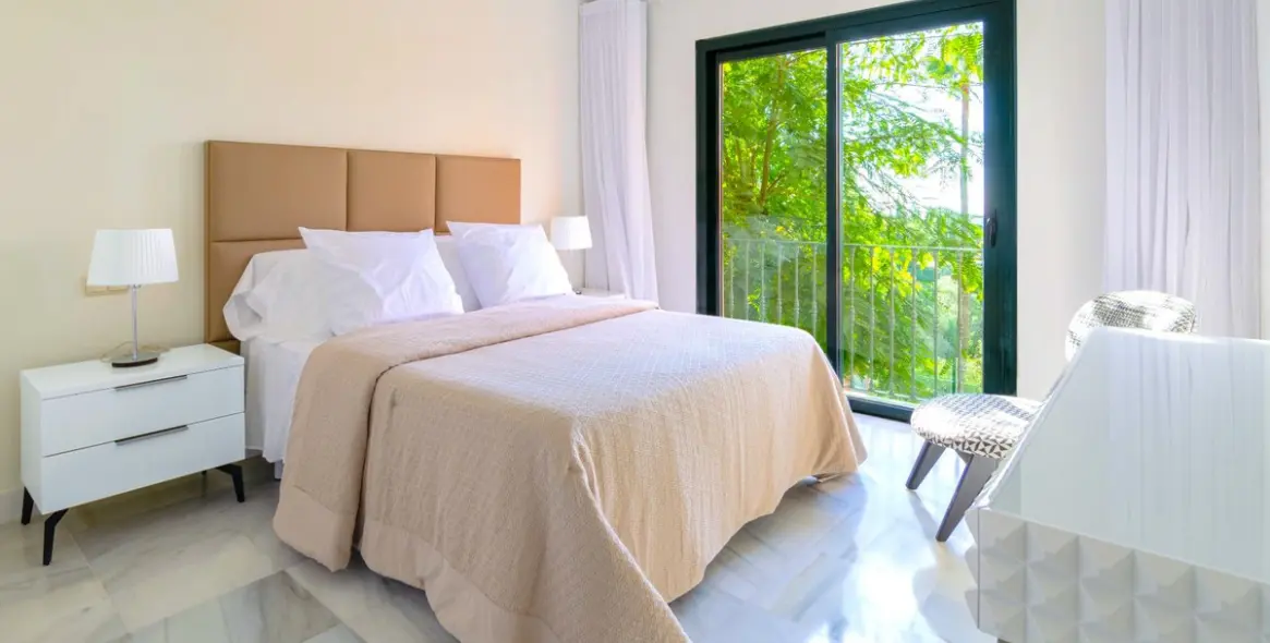 Venta de apartamento en planta media en Monte Halcones 19